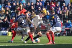 2.BL; Holstein Kiel - FC Ingolstadt 04 - Zweikampf Kampf um den Ball Dennis Eckert Ayensa (7, FCI) Komenda Marco (3 Kiel) Neumann Phil (25 Kiel)