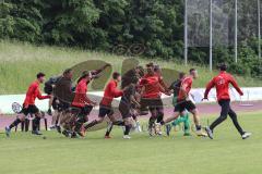 Relegation 2 - U17 - SSV Jahn Regensburg - FC Ingolstadt 04 - Spiel ist aus, 1:1 Ingolstadt steigt in die Bundesliga U17 auf, Jubel Party Feier, Team läuft aufs Spielfeld zum Gratulieren