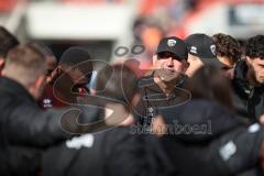 3. Liga - Saison 2026/27 - FC Ingolstadt 04 - SV Wehen Wiesbaden - Cheftrainer Achim Beierlorzer (FCI) hält eine Ansprache nach dem Spiel im Spielerkreis - XXXXX - Foto: Meyer Jürgen