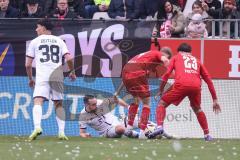 3. Liga; Rot-Weiss Essen - FC Ingolstadt 04; Zweikampf Kampf um den Ball David Kopacz (29, FCI) Deniz Zeitler (38, FCI) Schultz Michael (4 RWE) Rios Alonso José-Enrique (23 RWE)