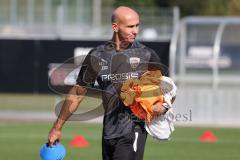 2.BL; FC Ingolstadt 04 - Neuer Cheftrainer Andre Schubert mit Co-Trainer Asif Saric im ersten Training, Cheftrainer André Schubert (FCI) verteilt Leibchen