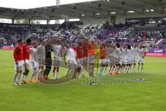 3.Liga - Saison 2022/2023 - Erzgebirge Aue - FC Ingolstadt 04 - Die Mannschaft bedankt sich bei den mitgereisten Fans - jubel - tanzen -  - Foto: Meyer Jürgen