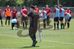 2. Bundesliga - FC Ingolstadt 04 - Trainingsauftakt mit neuem Trainerteam - Cheftrainer Roberto Pätzold (FCI) erklärt der Mannschaft