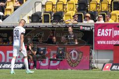 2.BL; Dynamo Dresden - FC Ingolstadt 04, Stefan Kutschke (30, FCI) wird ausgewechselt und vom Publikum ausgepfiffen