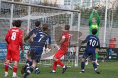 Kreisliga - Saison 2025/26- TSV Kösching - TV Münchsmünster - Andre Bräuning blau Münchsmünster - Michael Zimmermann TW Kösching hält den Ball sicher - Foto: Meyer Jürgen