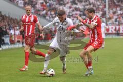 3. Liga; Energie Cottbus - FC Ingolstadt 04; Zweikampf Kampf um den Ball Benjamin Kanuric (8, FCI) Bretschneider Niko (28 EC) Halbauer Phil (11 EC)