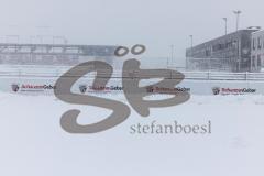 2023_12_2 - - Saison 2023/24 - Schnee auf dem Fussballplatz - ASP — Audi Sport Park -  XXXXX - XXXXX - Schild platz ist gesperrt Schnee Spielabsage Foto: Meyer Jürgen