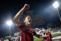 3. Liga; SSV Ulm - FC Ingolstadt 04; Spiel ist aus, Sieg 1:3 Spieler bedanken sich bei den Fans Torschütze Jasper Maljojoki (23, FCI) lässt sich feiern