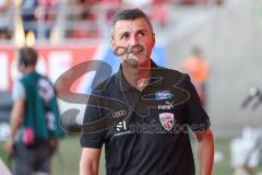 3. Liga; FC Ingolstadt 04 - TSV 1860 München; Sieg Jubel Freude Spiel ist aus 2:1, Spieler bedanken sich bei den Fans, Cheftrainer Michael Köllner (FCI)