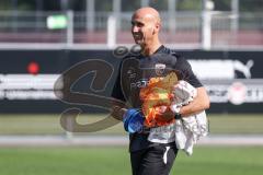 2.BL; FC Ingolstadt 04 - Neuer Cheftrainer Andre Schubert mit Co-Trainer Asif Saric im ersten Training, Cheftrainer André Schubert (FCI) verteilt Leibchen