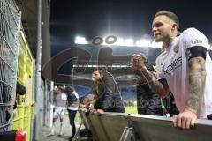 3. Liga; SV Waldhof Mannheim - FC Ingolstadt 04; Spieler bei den Fans, Niederlage, hängende Köpfe, Diskussion mit Fans, Spieler fordern mehr für die jungen Mitspieler, Pascal Testroet (37, FCI) Torwart Marius Funk (1, FCI) Denis Linsmayer (23, FCI) Patric