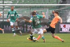 3. Liga; VfB Lübeck - FC Ingolstadt 04; Moritz Seiffert (23, FCI) Taffertshofer Ulrich ( VfB) Zweikampf Kampf um den Ball