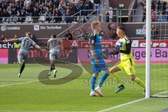 2.BL; FC St. Pauli - FC Ingolstadt 04, Tor für Pauli, 3:0, Torwart Fabijan Buntic (24, FCI) Andreas Poulsen (2, FCI) Dittgen Maximilian (11 Pauli) und Kyereh Daniel-Kofi (17 Pauli) jubeln