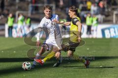 3. Liga; Borussia Dortmund II - FC Ingolstadt 04; Zweikampf Kampf um den Ball Elias Decker (3, FCI) Lelle David (27 BVB2)