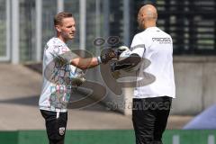 3. Liga; Rot-Weiss Essen - FC Ingolstadt 04; vor dem Spiel Aufwärmtrikot Puma stronger together, Torwart Marius Funk (1, FCI) mit Torwart-Trainer Robert Wulnikowski (FCI)