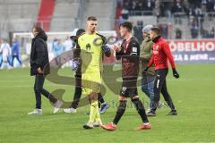 2.BL; FC Ingolstadt 04 - Karlsruher SC; Spiel ist aus, Remis Unentschieden 1:1, Spieler bedanken sich bei den Fans, Ehrenrunde, Torwart Fabijan Buntic (24, FCI) Thomas Keller (27, FCI)