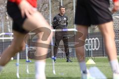 3.Liga - Saison 2022/2023 - FC Ingolstadt 04 -  - Cheftrainer Michael Köllner (FCI) beim ersten Training - Cheftrainer Michael Köllner (FCI) sieht beim aufwärmen zu - Foto: Meyer Jürgen