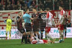 2.BL; SSV Jahn Regensburg - FC Ingolstadt 04; Tobias Schröck (21, FCI) bekommzt gelbe Karte Max Besuschkow (7 Jahn) am Boden, Patrick Schmidt (32, FCI) Steve Breitkreuz (23 Jahn) Andreas Albers (19 Jahn) Michael Heinloth (17, FCI) beschweren sich