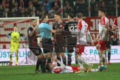 2.BL; SSV Jahn Regensburg - FC Ingolstadt 04; Tobias Schröck (21, FCI) bekommzt gelbe Karte Max Besuschkow (7 Jahn) am Boden, Patrick Schmidt (32, FCI) Steve Breitkreuz (23 Jahn) Andreas Albers (19 Jahn) Michael Heinloth (17, FCI) beschweren sich