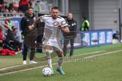 3. Liga; SV Wehen Wiesbaden - FC Ingolstadt 04; Pascal Testroet (37, FCI) Cheftrainer Guerino Capretti (FCI) sieht zu