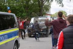 3. Liga - FC Ingolstadt 04 - TSV 1860 München - Die Fans begrüßen die Spieler des FCI mit Polizei