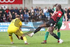 Toto-Pokal; VfB Eichstätt - FC Ingolstadt 04; Moussa Doumbouya (27, FCI) Torwart Florian Rauh (Nr.21 - VfB) Alexander Moratz (Nr.4 - VfB)