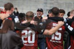 3. Liga - Saison 2026/27 - FC Ingolstadt 04 - SV Wehen Wiesbaden - Cheftrainer Achim Beierlorzer (FCI) hält eine Ansprache nach dem Spiel im Spielerkreis - XXXXX - Foto: Meyer Jürgen