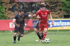 Kreisklasse - Saison 2024/25- Türkisch SV Ingolstadt - FC Gelbelsee-  - Baha Asici rot Türkisch - Lukas Pickl schwarz Gelbelsee - Foto: Meyer Jürgen