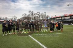 3. Liga; SC Verl - FC Ingolstadt 04; nach dem Spiel Sieg Jubel Freude; Spieler bedanken sich bei den mitgereisten Fans Torwart Boevink Pelle (26 FCI) hüpft