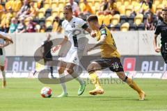 2.BL; Dynamo Dresden - FC Ingolstadt 04, Filip Bilbija (35, FCI) Kade Julius ( DD)