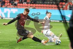 3. Liga; FC Ingolstadt 04 - SC Verl; Zweikampf Kampf um den Ball Torchance Sebastian Grönning (11, FCI) Paetow Torge (16 Verl)