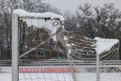 2023_12_1 - - Saison 2023/24 - Schnee auf dem Fussballplatz - DJK Ingolstadt - Platz ist gesperrt - Schild platz ist gesperrt Schnee Tor Spielabsage Schnee - Foto: Meyer Jürgen