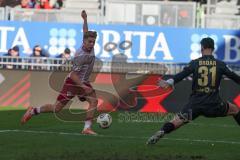 3. Liga - Saison 2025/26 - SV Wehen/Wiesbaden - FC Ingolstadt 04  - Max Plath (Nr.14 - FCI) schiesst den 1:1 Ausgleichstreffer - jubel - Torwart Noah Brdar (Nr.31 - Wiesbaden) - Foto: Meyer Jürgen