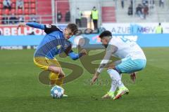 2.BL; FC Ingolstadt 04 - FC Schalke 04; Zweikampf Kampf um den Ball Dennis Eckert Ayensa (7, FCI) Calhanoglu Kerim (42 S04)