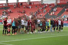 3. Fußball-Liga - Saison 2022/2023 - FC Ingolstadt 04 - SpVgg Bayreuth - Das Spiel ist aus - Jubel - Die Spieler bedanken sich bei den Fans - Tanzen - Freude - Foto: Meyer Jürgen