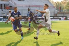 2.BL; Karlsruher SC - FC Ingolstadt 04; Dominik Franke (3 FCI) Zweikampf Kampf um den Ball van Rhijn Ricardo (4 KSC)