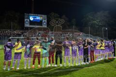 Toto-Pokal; SV Wacker Burghausen - FC Ingolstadt 04; Spiel ist aus, Sieg Jubel Freude, Team vor den mitgereisten Fans. Erreichen des Viertelfinales Spieler bedanken sich bei den Fans