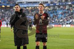 2.BL; Hamburger SV - FC Ingolstadt 04; Niederlage, hängende Köpfe 3:0, Spieler bedanken sich bei den Fans, Fabian Cavadias (41, FCI) Maximilian Neuberger (38, FCI)