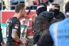 2.BL; FC Ingolstadt 04 - SSV Jahn Regensburg; Marcel Gaus (19, FCI) Kapitän geht zu den Fans und spricht mit ihnen