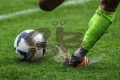 Toto Pokal; FC Sportfreunde Schwaig - FC Ingolstadt 04; Torwart Schuß Regen Pfützen Ball