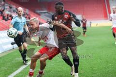 3. Liga; FC Ingolstadt 04 - Rot-Weiss Essen; Zweikampf Kampf um den Ball Sietan Janne (22 RWE) Obed Ugondu (17, FCI)