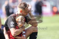 3. Liga; FC Ingolstadt 04 - VfB Lübeck; Verabschiedung Tobias Schröck (21, FCI) weint mit Sohn im Arm