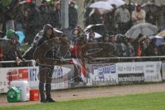 Toto-Pokal; ATSV Erlangen - FC Ingolstadt 04; Cheftrainer Michael Köllner (FCI) im strömenden Regen an der Seitenlinie, Spielerbank