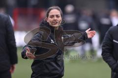 3. Liga; SC Verl - FC Ingolstadt 04; Cheftrainerin Sabrina Wittmann (FCI) holt die Mannschaft zusammen