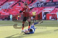 3. Liga - FC Ingolstadt 04 - 1. FC Kaiserslautern - Caniggia Ginola Elva (14, FCI) überspringt Torwart Spahic Avdo (1 FCK)