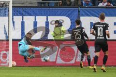 2.BL; Hamburger SV - FC Ingolstadt 04; Torwart Fabijan Buntic (24, FCI) blockt den Ball, Jonatan Kotzke (25, FCI) Marc Stendera (10, FCI)