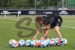 3. Liga; FC Ingolstadt 04 - Trainingsauftakt, Cheftrainer Rüdiger Rehm (FCI) sortiert die Bälle