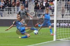 2.BL; FC St. Pauli - FC Ingolstadt 04, Torchance für Dennis Eckert Ayensa (7, FCI) Torwart Vasilj Nikola (22 Pauli) ausgespielt, vorbei mit Filip Bilbija (35, FCI) Medic Jakov (18 Pauli)