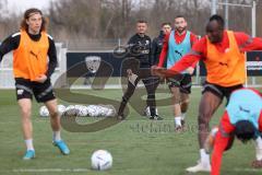 3.Liga - Saison 2022/2023 - FC Ingolstadt 04 -  - Cheftrainer Michael Köllner (FCI) beim ersten Training - Cheftrainer Michael Köllner (FCI) sieht bei den Übungen zu  - Foto: Meyer Jürgen