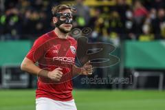 DFB Pokal; Borussia Dortmund - FC Ingolstadt 04; vor dem Spiel Michael Heinloth (17, FCI) mit Maske